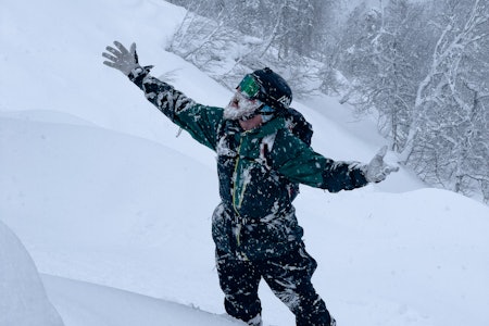 HALLELUJA! Davis Sundberg fikk seg en real bonusdag i Sogn Skisenter da regnværet slo over til snø. Foto: Nikolai Schirmer