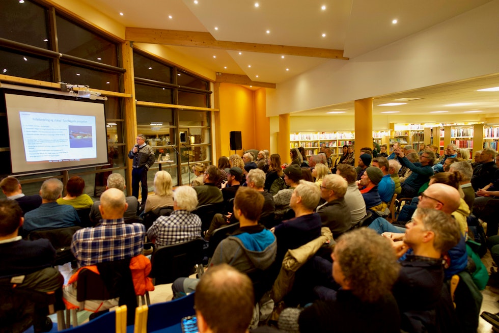 FOLKEMØTET: Destinasjonssjef i Hemsedal SkiStar, Andreas Smith-Erichsen, holder et innledningsforedrag på folkemøtet, torsdag 9. februar. Foto: Berthram Wahl FOLKEMØTET: Destinasjonssjef i SkiStar Hemsedal, Andreas Smith-Erichsen, holder et innledningsmøte på folkemøtet på Hemsedal Bibliotek, torsdag 9. februar. Foto: Berthram Wahl