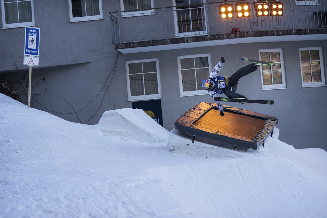 KREATIV LØYPE: Nick Goepper på en trampoline midt i Red Bull playstreets løypa. Foto: Lukas Pilz / Red Bull Content Pool KREATIV LØYPE: Nick Goepper på en trampoline midt i Red Bull playstreets løypa. Foto: Lukas Pilz / Red Bull Content Pool