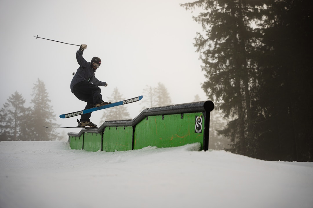 ETT BEN: Christian Nummedal tar kinkrailen i Tryvann på én fot. Foto: Christian Nerdrum ETT BEN: Christian Nummedal tar kinkrailen i Tryvann på én fot. Foto: Christian Nerdrum