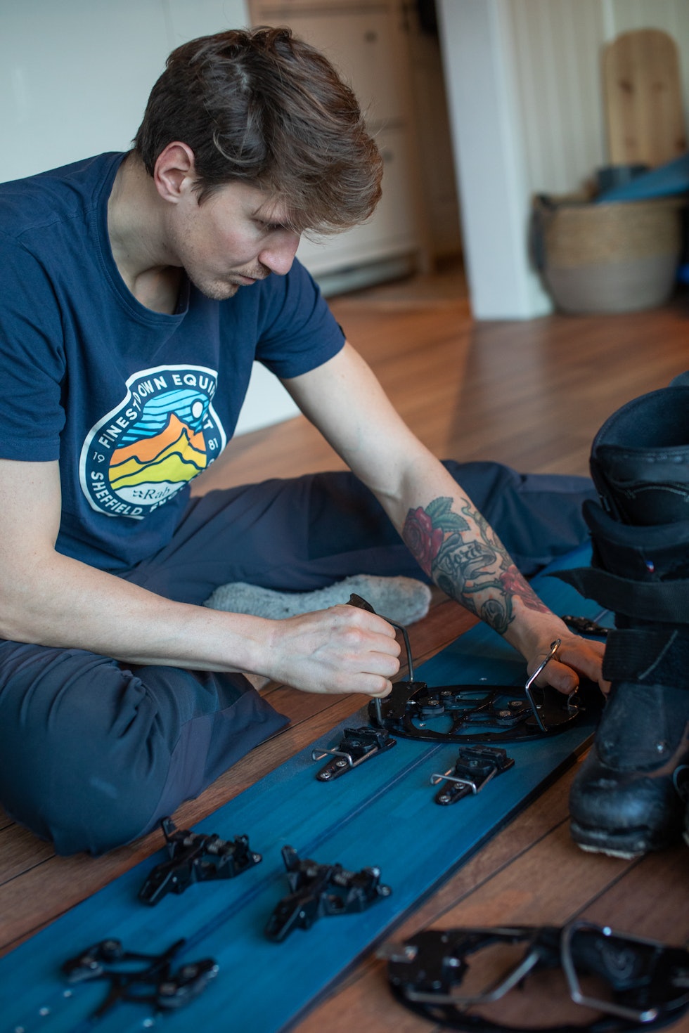 TOPPTURBINDINGER OG STIVE STØVLER: Krister fikser på splitboardbindingene sine. Foto: Tore Meirik TOPPTURBINDINGER OG STIVE STØVLER: Krister fikser på splitboardbindingene sine. Foto: Tore Meirik