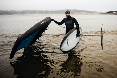 VINTERSEILER: På en sandstrand ved Hvaler står Kaja Vedvik i vannkanten i le fra en heftig kuling fra sørvest. Klar for en økt på vannet. Foto: Christian Nerdrum VINTERSEILER: På en sandstrand ved Hvaler står Kaja Vedvik i vannkanten i le fra en heftig kuling fra sørvest. Klar for en økt på vannet. Foto: Christian Nerdrum