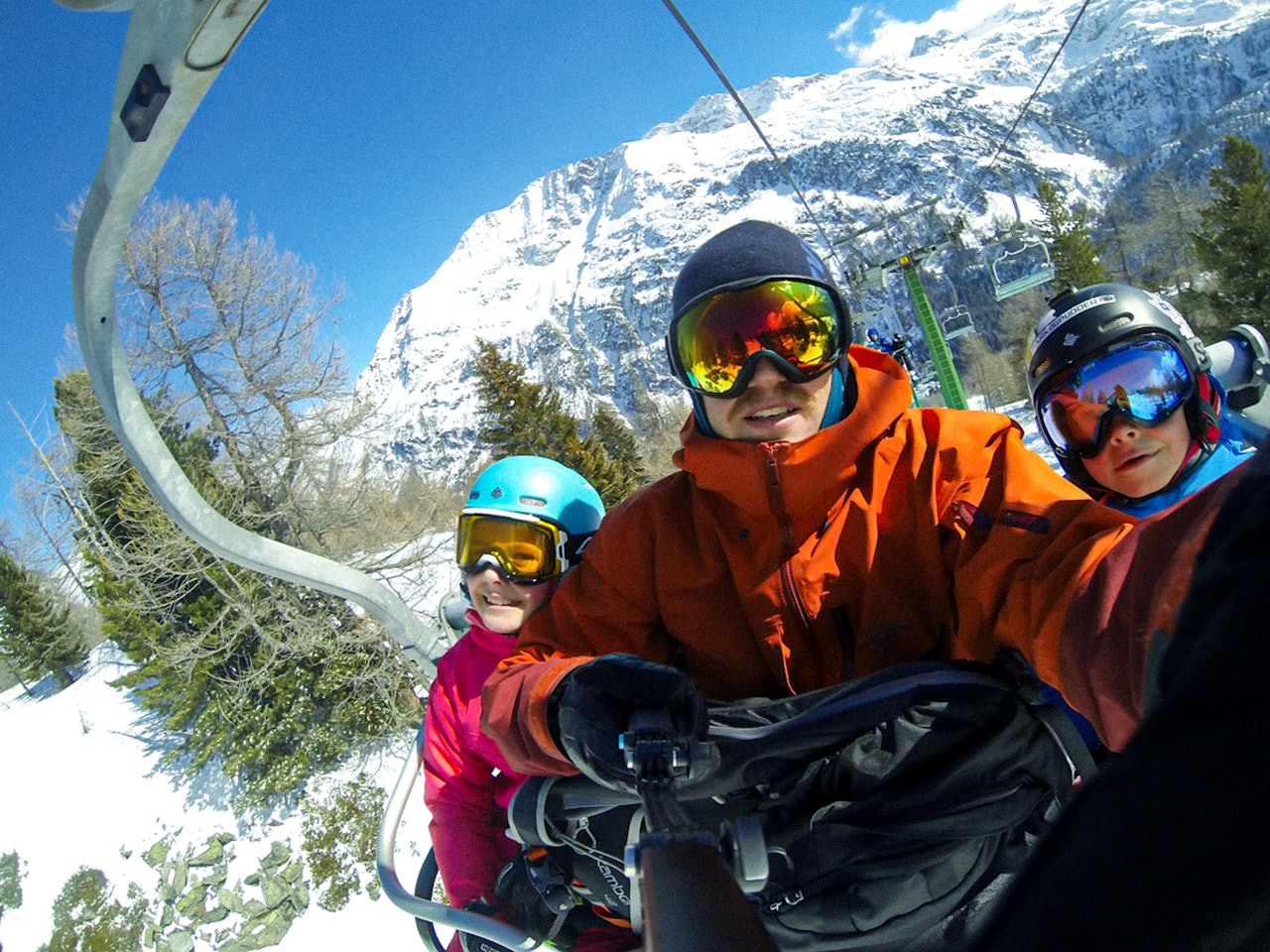 ALPETUR MED KIDS: Fri Flyts Tore Meirik tok med ungene sine på åtte og elleve år til Alpene for første gang, sammen med en kamerat og hans to barn. I denne artikkelen prøver han å gi noen tips som inkluderer både bart, kjeft, selfiestang og litervis med vann. Foto: Tore Meirik