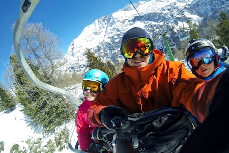 ALPETUR MED KIDS: Fri Flyts Tore Meirik tok med ungene sine på åtte og elleve år til Alpene for første gang, sammen med en kamerat og hans to barn. I denne artikkelen prøver han å gi noen tips som inkluderer både bart, kjeft, selfiestang og litervis med vann. Foto: Tore Meirik ALPETUR MED KIDS: Fri Flyts Tore Meirik tok med ungene sine på åtte og elleve år til Alpene for første gang, sammen med en kamerat og hans to barn. I denne artikkelen prøver han å gi noen tips som inkluderer både bart, kjeft, selfiestang og litervis med vann. Foto: Tore Meirik
