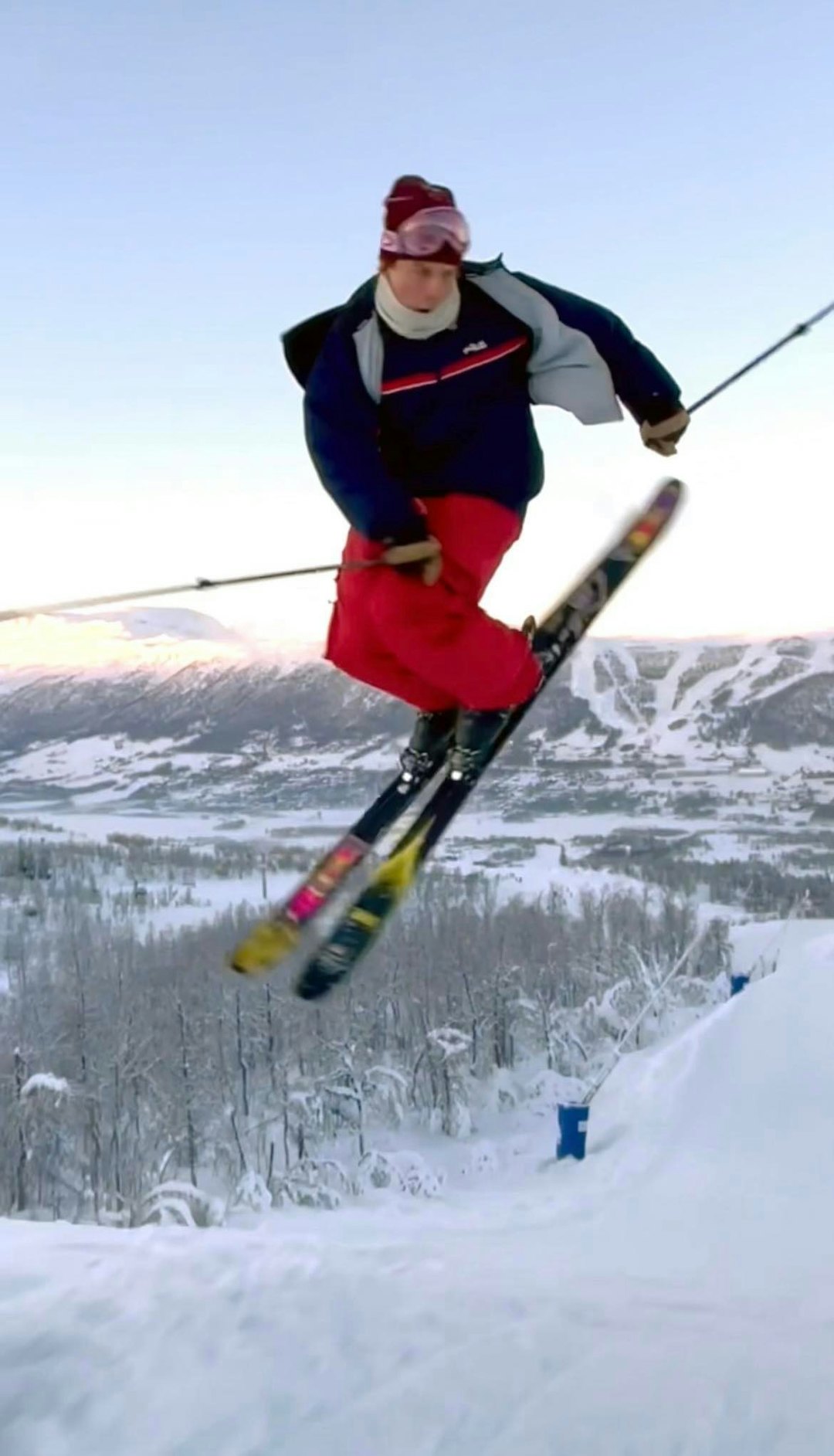 JIBBETE OUTFIT: Freshe farger, åpen vest og toppturstaver er fasiten på stil for Bendik Øye. Foto: privat JIBBETE OUTFIT: Freshe farger, åpen vest og toppturstaver er fasiten på stil for Bendik Øye. Foto: privat