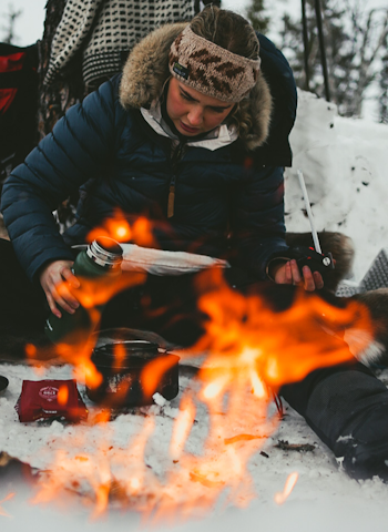 GOD STEMNING: Bål er en kunst, men når du først får det til kan det gi både fine samtaler, varm drikke, god mat og varme i kroppen. FOTO: Magnus Lægreid Storebø bål