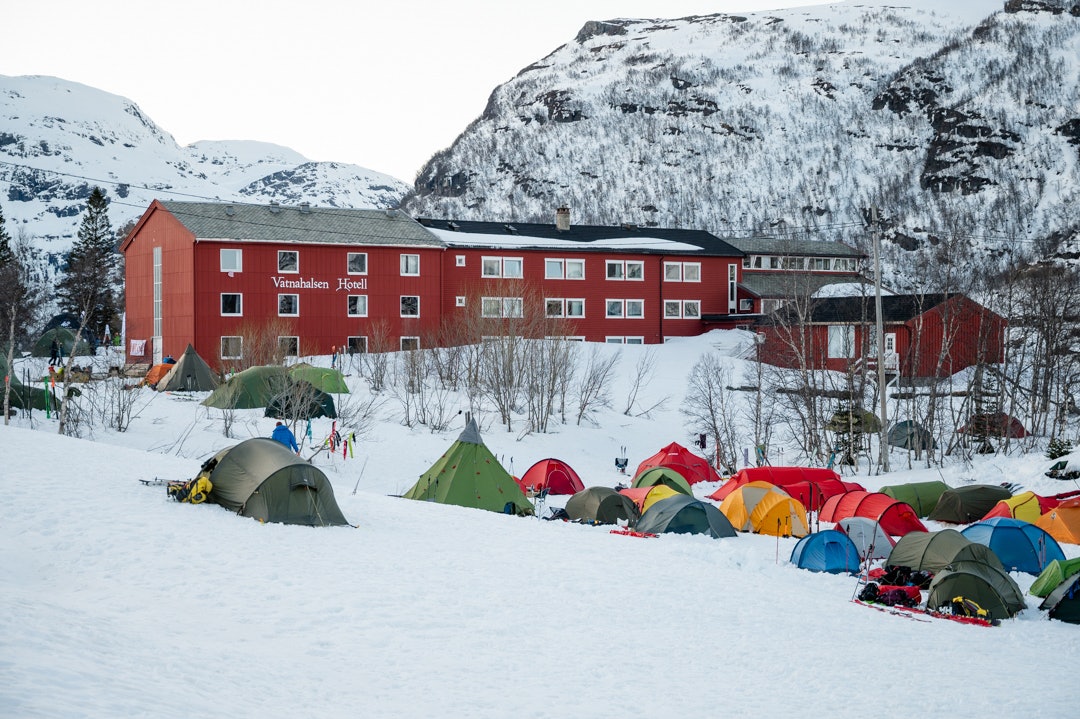 Hotellet med campen i forgrunnen under festivalen i 2022. Foto: Martin I Dalen