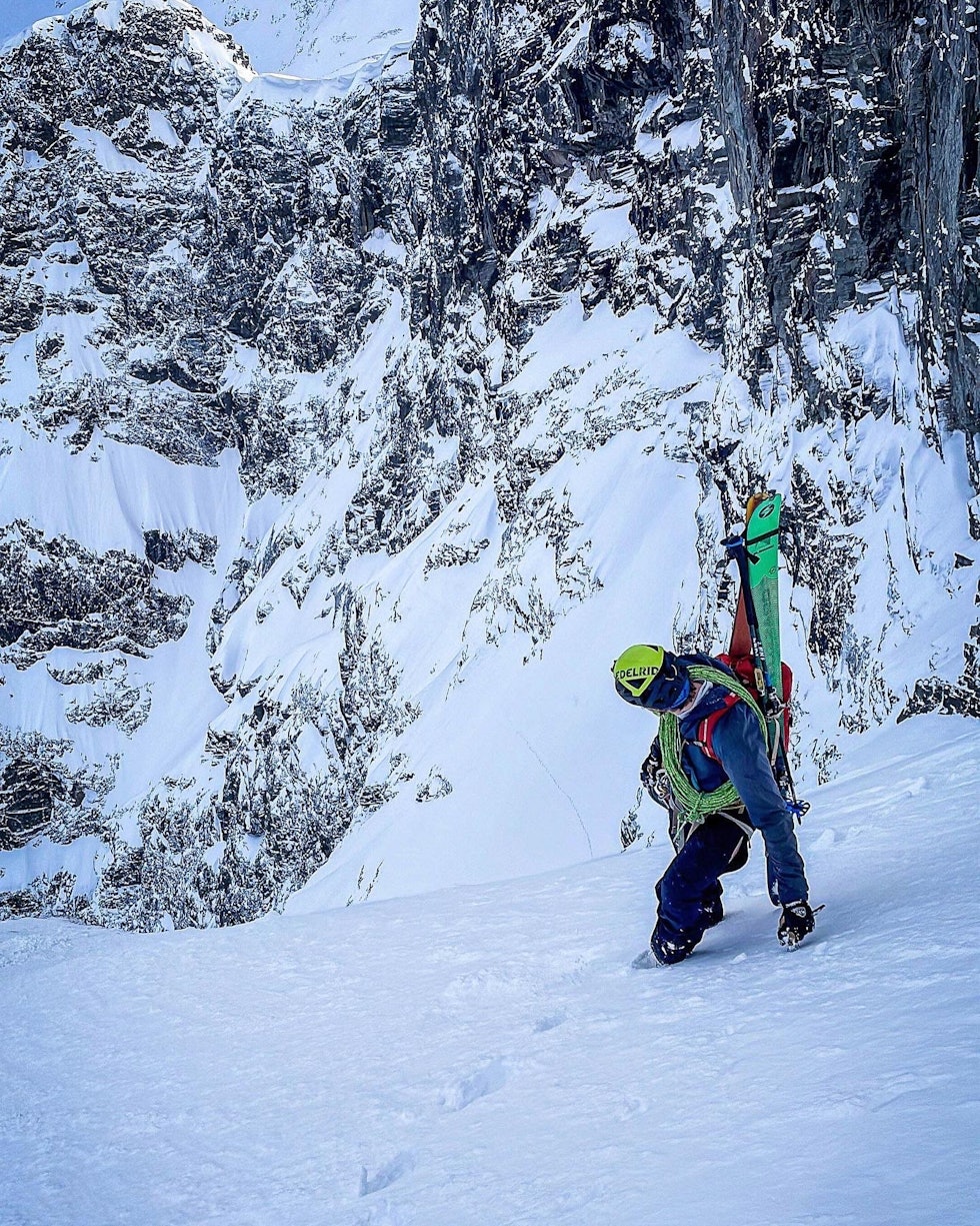 PÅ VEI OPP: David Lindgren jobber daglig som tindevegleder og skiinstruktør for Romsdalen Lodge. Bragden i Breitind gjorde han sammen med Kilian Jornet. Foto: Kilian Jornet PÅ VEI OPP: David Lindgren jobber daglig som tindevegleder og skiinstruktør for Romsdalen Lodge. Bragden i Breitind gjorde han sammen med Kilian Jornet. Foto: Kilian Jornet
