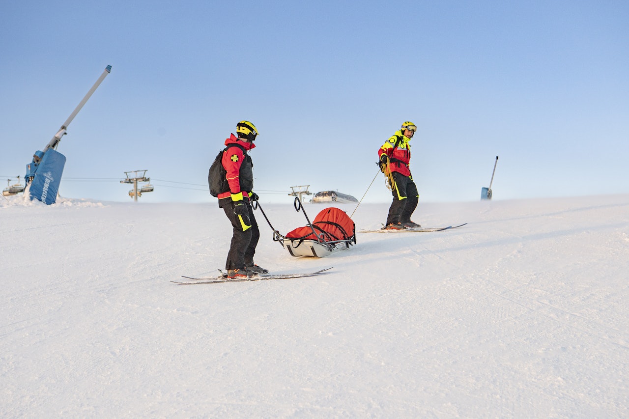 SKIPATRULJENE: Mannskap er synlig ute i løypene for å se til at folk følger regler, og for bistå personer som trenger hjelp. Foto: Norske alpinanlegg og fjelldestinasjoner