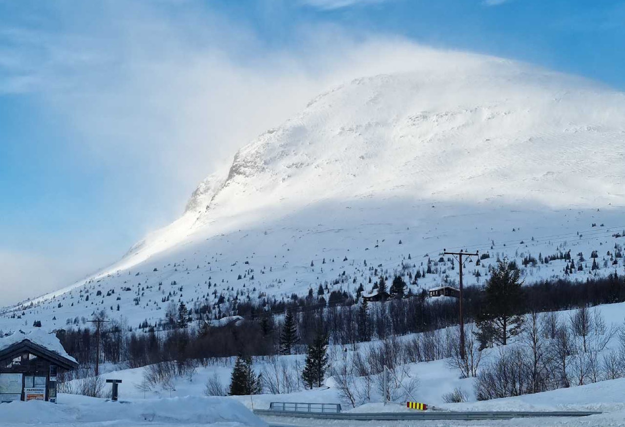 SNØFOKK: Vind og snø skaper krevende snøskred forhold i Sør-Norge. Dette bildet av Skogshorn i Hemsedal ble tatt 5. februar, og viser opptakten til en av utfordringene som gjelder i vinterferien - nemlig snøfokk. Foto: regobs.no SNØFOKK: Vind og snø skaper krevende snøskred forhold i Sør-Norge. Dette bildet av Skogshorn i Hemsedal ble tatt 5. februar, og viser opptakten til en av utfordringene som gjelder i vinterferien - nemlig snøfokk. Foto: regobs.no