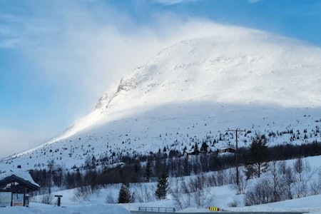 SNØFOKK: Vind og snø skaper krevende snøskred forhold i Sør-Norge. Dette bildet av Skogshorn i Hemsedal ble tatt 5. februar, og viser opptakten til en av utfordringene som gjelder i vinterferien - nemlig snøfokk. Foto: regobs.no