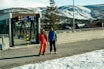 NY TAUBANE: Bård Gundersen og Kevin Eikrehagen står ved togstasjonen på Geilo og ser opp mot området der det på sikt skal settes opp en taubane på Geilo. Foto: Christian Nerdrum