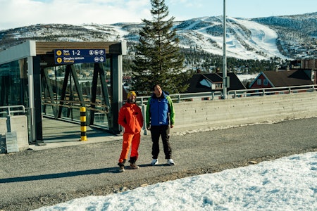 NY TAUBANE: Bård Gundersen og Kevin Eikrehagen står ved togstasjonen på Geilo og ser opp mot området der det på sikt skal settes opp en taubane på Geilo. Foto: Christian Nerdrum NY TAUBANE: Bård Gundersen og Kevin Eikrehagen står ved togstasjonen på Geilo og ser opp mot området der det på sikt skal settes opp en taubane på Geilo. Foto: Christian Nerdrum