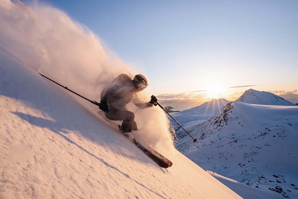 VINTERBARN: – Å gå på ski er noe helt annet enn å traske på føttene. Ikke minst er nedkjøringen mye gøyere enn hva det er å gå ned et helt fjell på bena, forteller topptur-jenta Elisabeth Mathisen. Foto: Martin Andersen