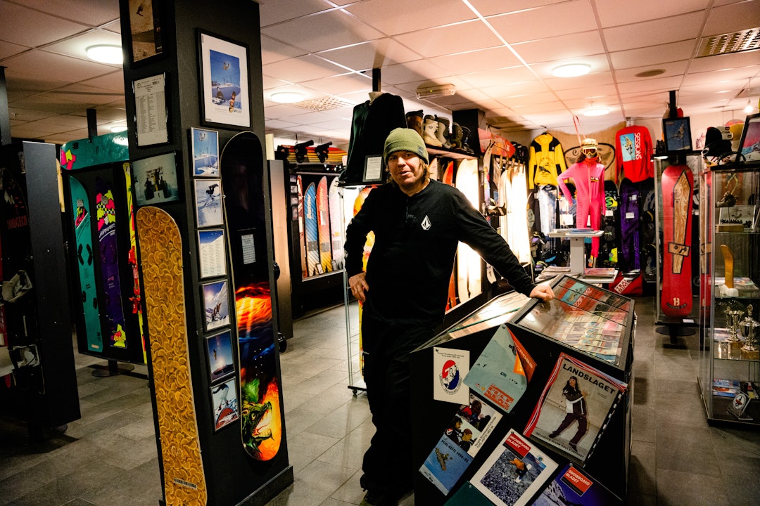 HELT UNIK SAMLING: Snowboardmuseet til Rune Lundsør har en unik samling av over 250 ulike brett, helt fra snowboardets opprinnelse. Foto: Christian Nerdrum
