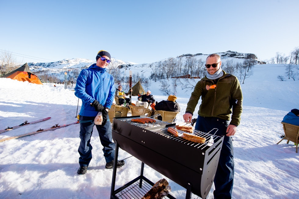 Vi kommer til å ha klar en fellesgrill varm fra 16-19 fredag og lørdag! Foto: Martin I. Dalen