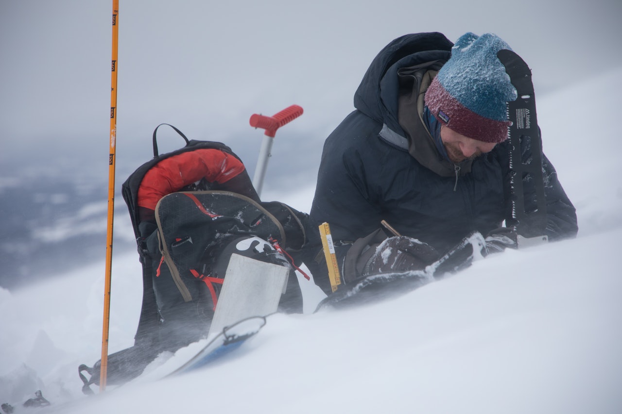 TRØBBEL I TROLLHEIMEN: Her er skredobservatør Pål Røsrud i ferd med å konstatere at det er et belte med et skummelt, svakt lag i snøen i Trollheimen, hvor faregrad tre opprettholdes inn mot helgen. Foto: Tore Meirik TRØBBEL I TROLLHEIMEN: Her er skredobservatør Pål Røsrud i ferd med å konstatere at det er et belte med et skummelt, svakt lag i snøen i Trollheimen, hvor faregrad tre opprettholdes inn mot helgen. Foto: Tore Meirik
