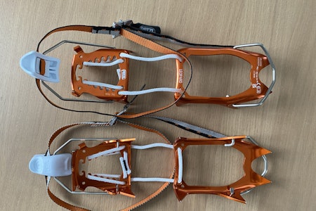 TESTET: Petzl Leopard LLF stegjern for bratte skiturer. På bildet er det nederste stegjernet opp/ ned. Foto: Tore Meirik TESTET: Petzl Leopard LLF stegjern for bratte skiturer. På bildet er det nederste stegjernet opp/ ned. Foto: Tore Meirik