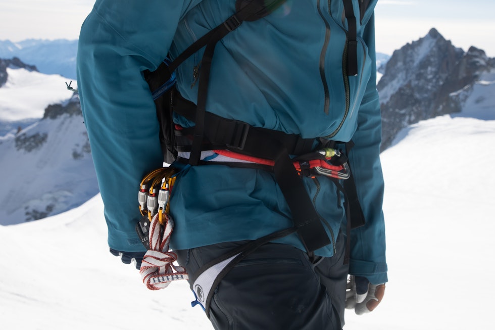 PLASS TIL UTSTYR: Mammut Eiger Speed har nokså store utstyrsløkker på hver side. Her fra testing i Chamonix. Foto: Siv-Elin Skogen PLASS TIL UTSTYR: Mammut Eiger Speed har nokså store utstyrsløkker på hver side. Her fra testing i Chamonix. Foto: Siv-Elin Skogen
