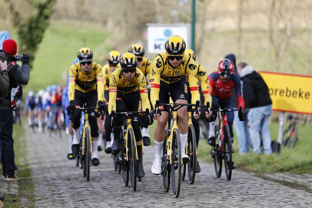 STYRTE RITTET: Jumbo-Visma kontrollerte store deler av Omloop Het Nieuwsblad lørdag. Foto: Cor Vos STYRTE RITTET: Jumbo-Visma kontrollerte store deler av Omloop Het Nieuwsblad lørdag. Foto: Cor Vos