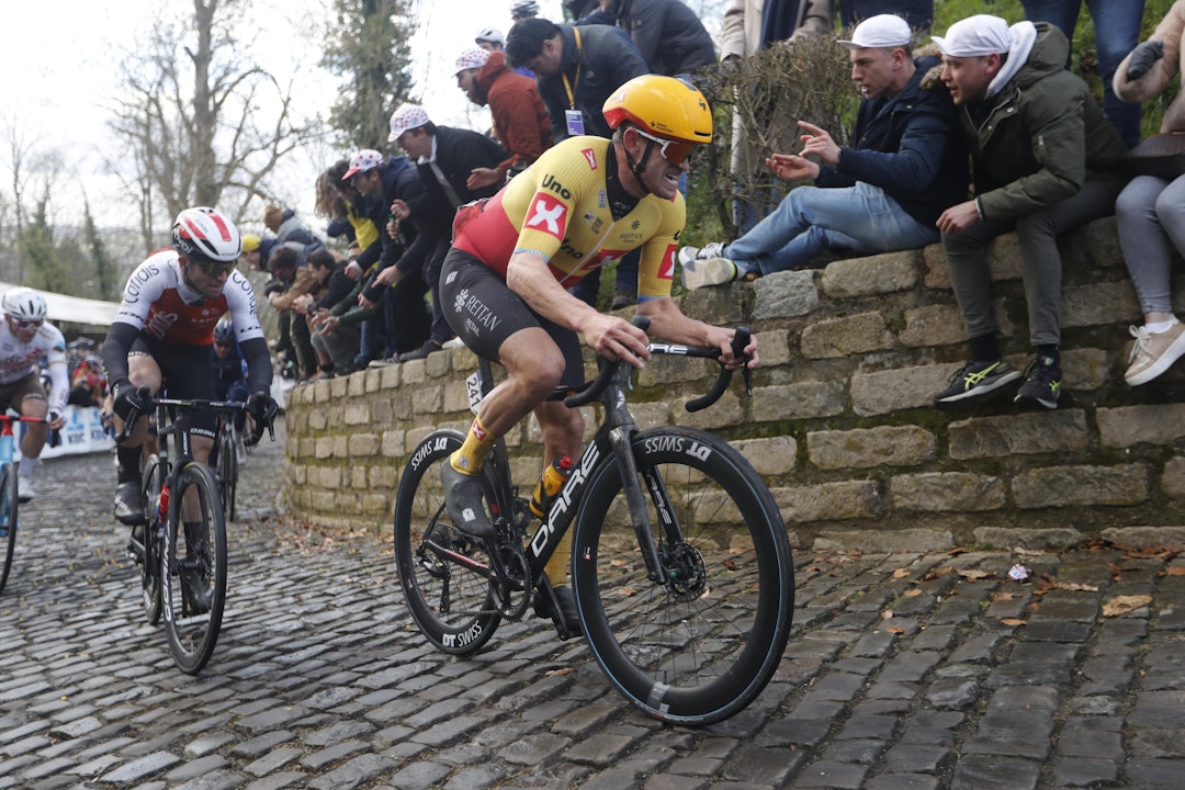 STERK FORSERING: Alexander Kristoff var blant de siste i feltet over Muur van Geraardsbergen, men det var likevel nok til å være med i finalen. Foto: Cor Vos STERK FORSERING: Alexander Kristoff var blant de siste i feltet over Muur van Geraardsbergen, men det var likevel nok til å være med i finalen. Foto: Cor Vos