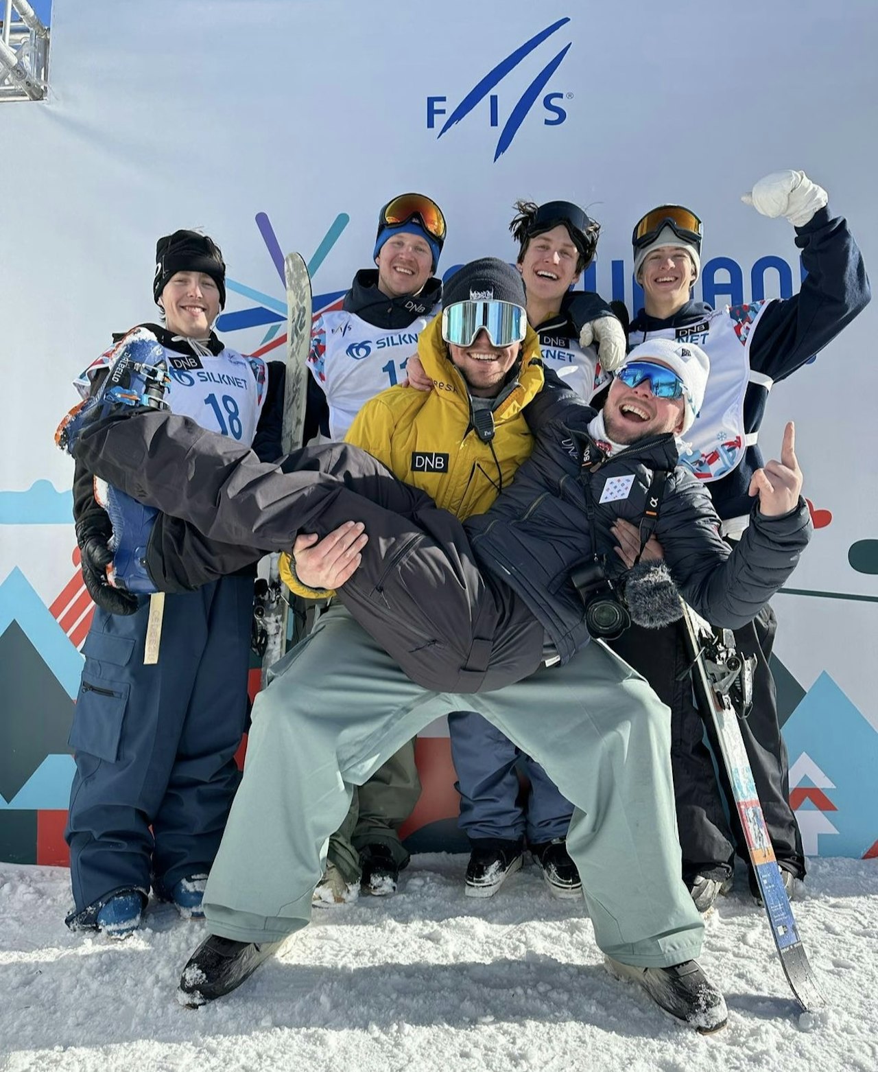 FINALEKLARE: Fra venstre: Tormod Frostad, Christian Nummedal, Birk Ruud og Sebastian Schjerve er klare for slopestylefinalen i Georgia. Foran poserer trener Herman Orheim og Christoffer Schach. Foto: Freeskilandslaget. FINALEKLARE: Fra venstre: Tormod Frostad, Christian Nummedal, Birk Ruud og Sebastian Schjerve er klare for slopestylefinalen i Georgia. Foran poserer trener Herman Orheim og Christoffer Schach. Foto: Freeskilandslaget.