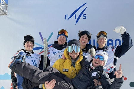 FINALEKLARE: Fra venstre: Tormod Frostad, Christian Nummedal, Birk Ruud og Sebastian Schjerve er klare for slopestylefinalen i Georgia. Foran poserer trener Herman Orheim og Christoffer Schach. Foto: Freeskilandslaget.