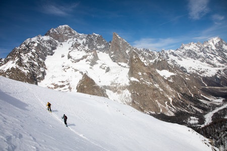WORLD CLASS UTSIKT: Rudy Buccella og Siv-Elin Skogen går motbakke med utsikt til Mont Blancs sørside. Foto: Tore Meirik