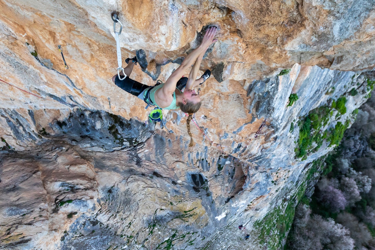 ANDRE NORSKE KVINNE NOENSINNE: Andrine Skilbrei i ferd med å klatre la Rubia i Spania. Ruta er grad 8c+, og Andrine er den andre norske kvinnen som har gått graden. Foto: Henning Wang ANDRE NORSKE KVINNE NOENSINNE: Andrine Skilbrei i ferd med å klatre la Rubia i Spania. Ruta er grad 8c+, og Andrine er den andre norske kvinnen som har gått graden. Foto: Henning Wang