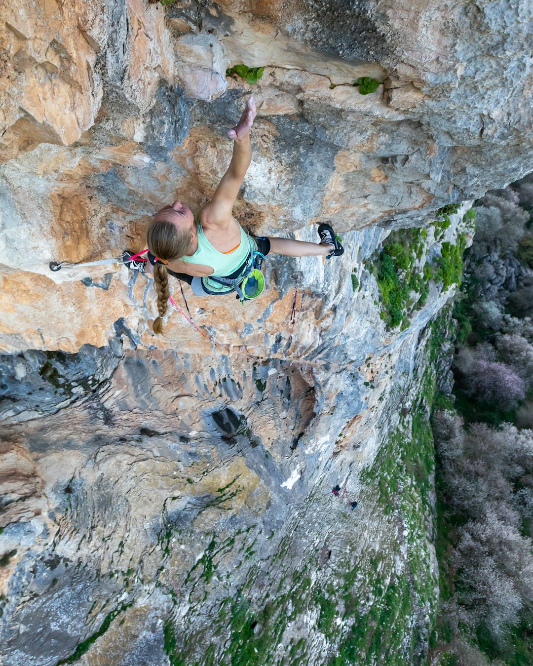 OPPTUR: Andrine i ferd med å perse - her jobber hun på toppcruxet. Foto: Henning Wang OPPTUR: Andrine i ferd med å perse - her jobber hun på toppcruxet. Foto: Henning Wang