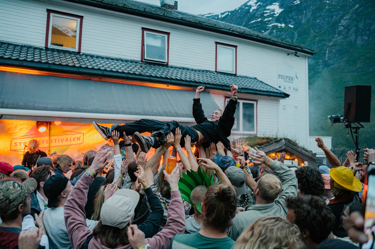 POPULÆRT: Billettene til Strynefestivalen ble solgt ut på to dager i fjor. Her fra konsert på Folven Kafé under Strynefestivalen i 2022. Her blir det konsert i år og. Foto: Brynjar Tvedt POPULÆRT: Billettene til Strynefestivalen ble solgt ut på to dager i fjor. Her fra konsert på Folven Kafé under Strynefestivalen i 2022. Her blir det konsert i år og. Foto: Brynjar Tvedt