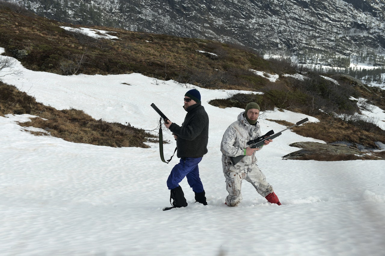 DUELLEN: På denne jaktturen testet jaktkompis Stig og jeg hvem som fikk flest sjanser. Han med hagle og jeg med rifle.