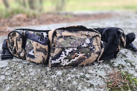 SWEDTEAM WAISTBAG: Den svenske varianten har mange rom, samt egen lomme til vannflaske med snøring i toppen – med andre ord ganske likt Dovrefjell-beltet. swedteam waistbag hoftebelte kamuflasje test