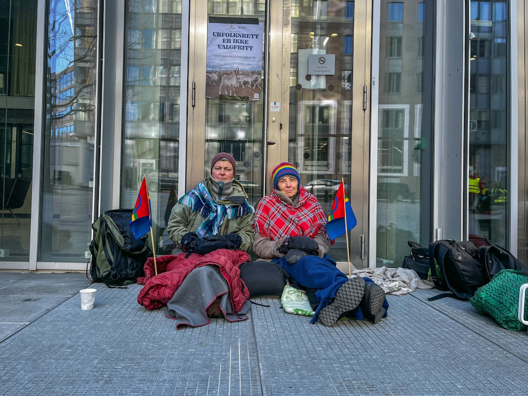 ET GODT ARGUMENT: Venninnene mener at norsk reindrift bør være et argument for hvorfor Norge ikke kan bygge ut mer natur. Arealendringer og inngrep i uberørt natur er den største trusselen mot naturmangfold. Foto: Line Victoria Sverdrup demonstranter regjeringskvartalet