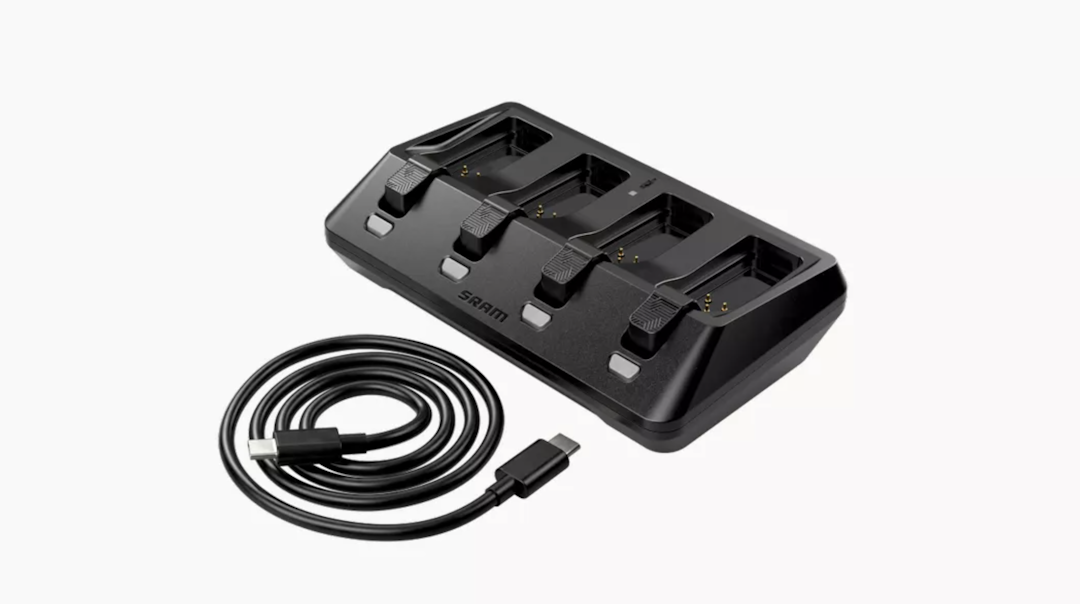 NY LADER: Nå kan du få kjøpt en lader for fire batterier, med USB-C-kabel. Foto: SRAM NY LADER: Nå kan du få kjøpt en lader for fire batterier, med USB-C-kabel. Foto: SRAM