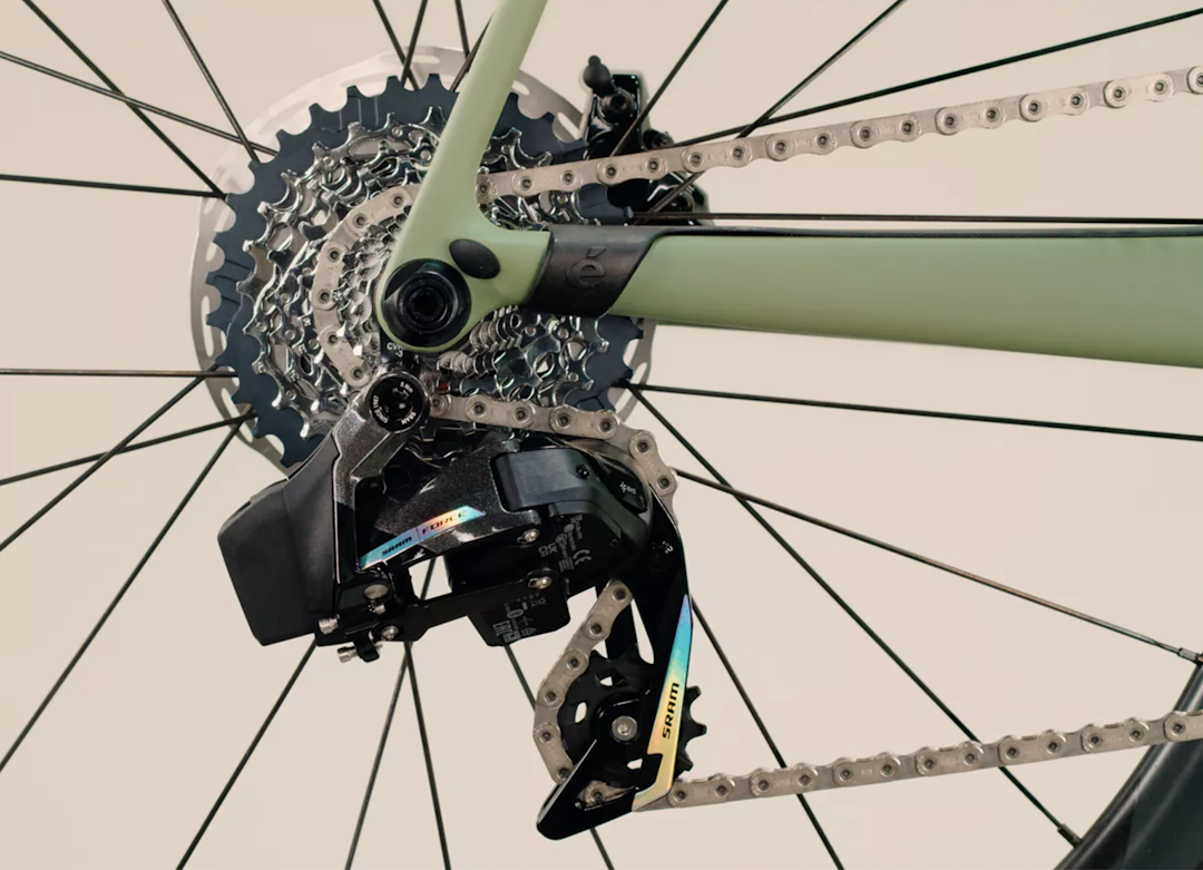 GLITRENDE: SRAM Force har fått nytt utseende, med en glitrende avslutning på logoene. Foto: SRAM GLITRENDE: SRAM Force har fått nytt utseende, med en glitrende avslutning på logoene. Foto: SRAM