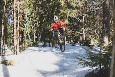 UTE PÅ SNØ: Selv om William Scheele bruker mye av off-season i utlandet for å trene, må det også gjøres en jobb hjemme i Norge. Her er han på stier i Oslomarka. Foto: Kristoffer H. Kippernes. william scheele treningstips
