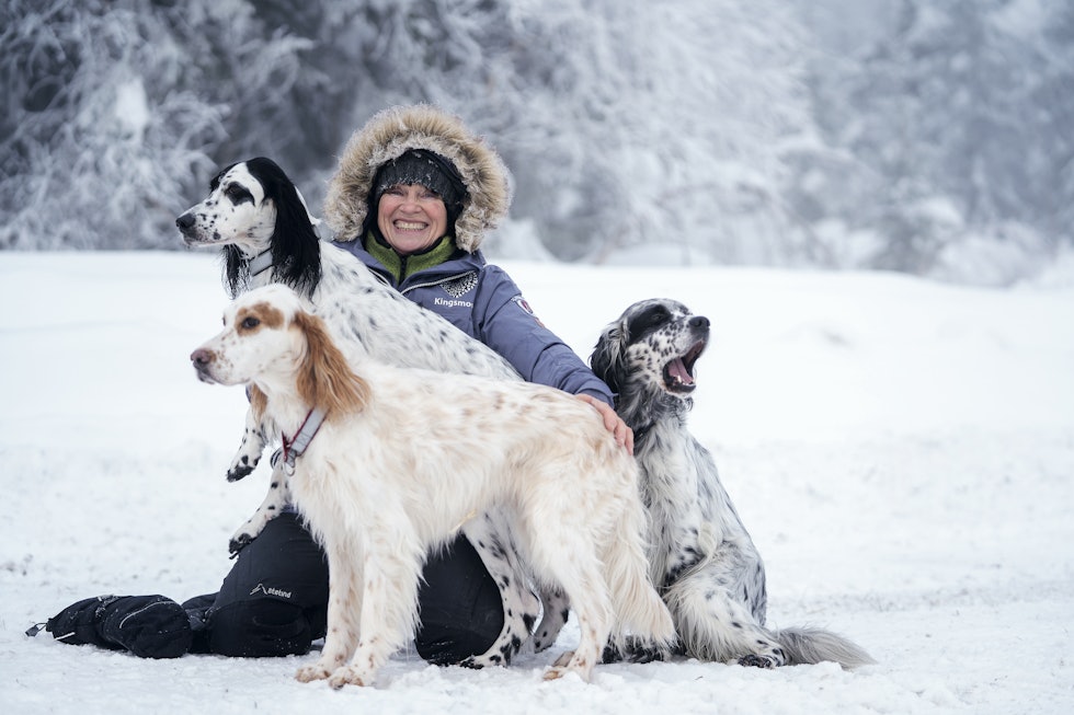 FAMILIEN: Astri med 3 av sine hunder.