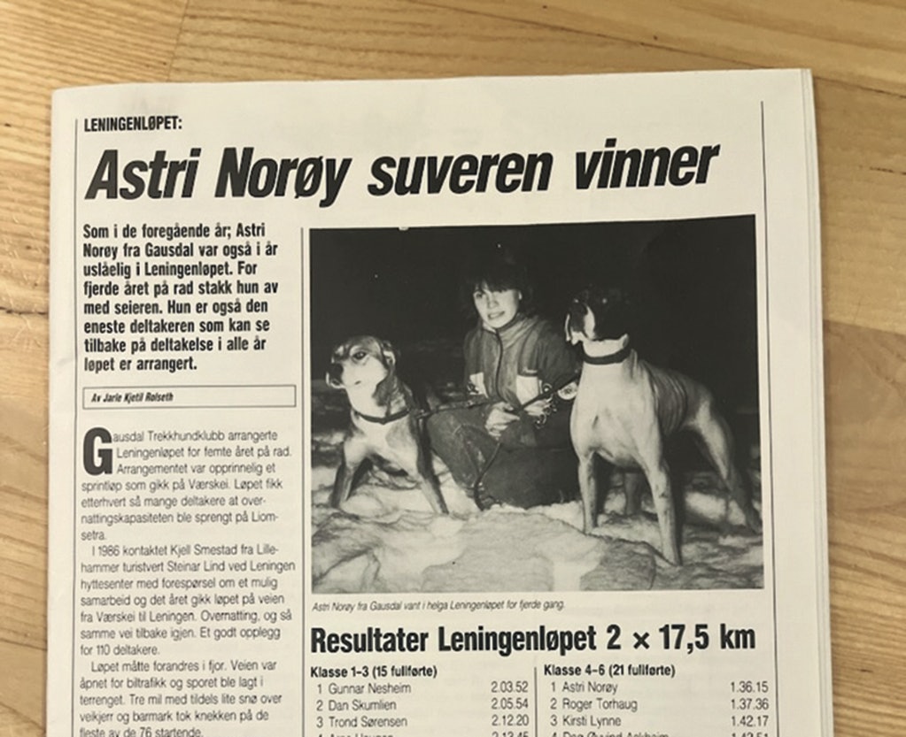 RINGREV: Et avisutklipp fra avisa Dagningen fra 1980-tallet. Bildet er av hennes trekkhunder som var blanding mellom siberian husky og pointer.