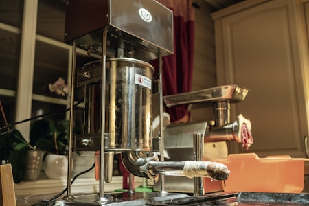 AUTO-MAGISK: KBK elektrisk pølsestapper Inox 10 L gjør at pølsemassen kommer på løpende bånd, samtidig som du bruker hendene til å justere på tarmtrykket. AUTO-MAGISK: KBK elektrisk pølsestapper Inox 10 L gjør at pølsemassen kommer på løpende bånd, samtidig som du bruker hendene til å justere på tarmtrykket.