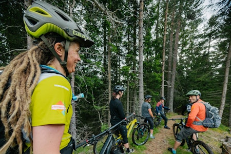 Vi har et bredt utvalg av guida turer og kurs i mange forskjellige aktiviteter! Her fra stisykling i 2022. Foto: Brynjar Tvedt Vi har et bredt utvalg av guida turer og kurs i mange forskjellige aktiviteter! Her fra stisykling i 2022. Foto: Brynjar Tvedt