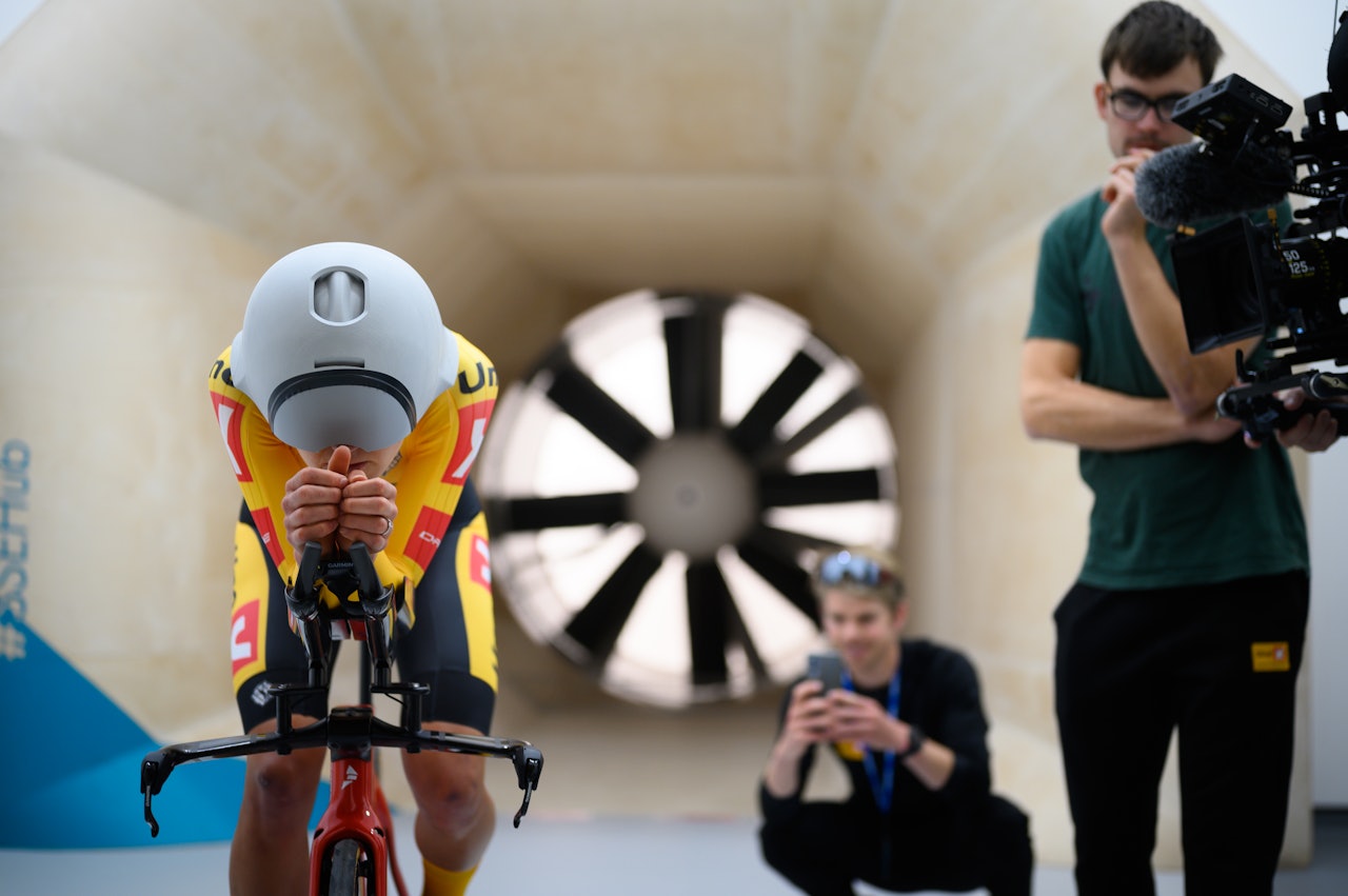 I VINDTUNNEL: Uno-X-rytter Joss Lowden tester hjelmen, mens Casper von Folsach følger nøye med. Foto: Sweet Protection