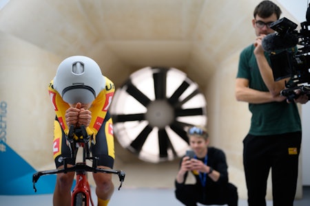 I VINDTUNNEL: Uno-X-rytter Joss Lowden tester hjelmen, mens Casper von Folsach følger nøye med. Foto: Sweet Protection I VINDTUNNEL: Uno-X-rytter Joss Lowden tester hjelmen, mens Casper von Folsach følger nøye med. Foto: Sweet Protection