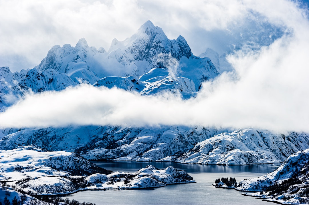 FESTET TIL BRIKKEN: Både fotograf og skikjørere ønsker seg snø som fester seg til fjella. FESTET TIL BRIKKEN: Både fotograf og skikjørere ønsker seg snø som fester seg til fjella.