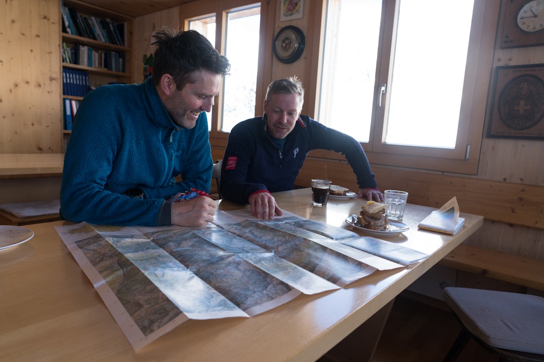 SEIN FRUKOST: I Sveits forlét alle hyttene ved daggry. Dermed får Tore Kjetil Sørheim og Vidar Innselset frukostbordet for seg sjølve på Kröntenhytta medan dei studerer ruta for dagen.