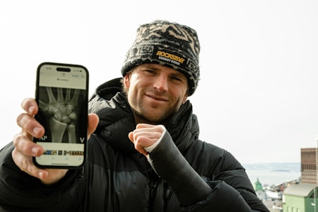 SØLV MED BRUDD: Mons Røisland tok VM-sølv med brudd ved håndleddet. Foto: Christian Gjerdrum SØLV MED BRUDD: Mons Røisland tok VM-sølv med brudd ved håndleddet. Foto: Christian Gjerdrum