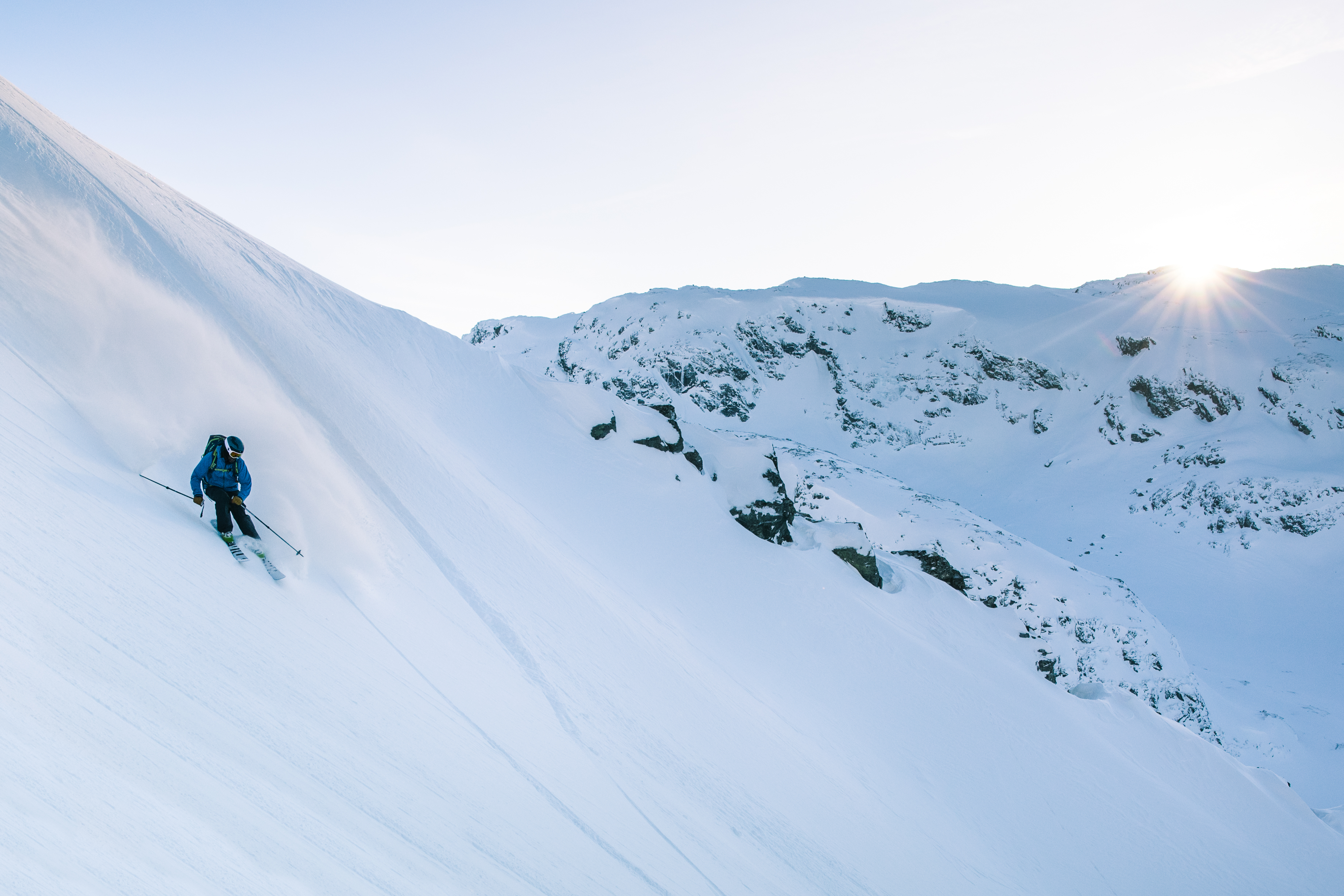 SKIFORHOLDENE 8.MARS: Hotellsjef Petter Andresen nyter de gode snøforholdene på Vatnahalsen. Foto: Chris Baldry