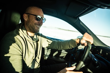 ALPINIST BAK RATTET: Fri Flyt sitter i en elektrisk Porsche Taycan utstyrt med ekstra lange pigger i dekkene - i passasjersetet ved siden av Aksel Lund Svindal. Foto: Christian Nerdrum ALPINIST BAK RATTET: Fri Flyt sitter i en elektrisk Porsche Taycan utstyrt med ekstra lange pigger i dekkene - i passasjersetet ved siden av Aksel Lund Svindal. Foto: Christian Nerdrum