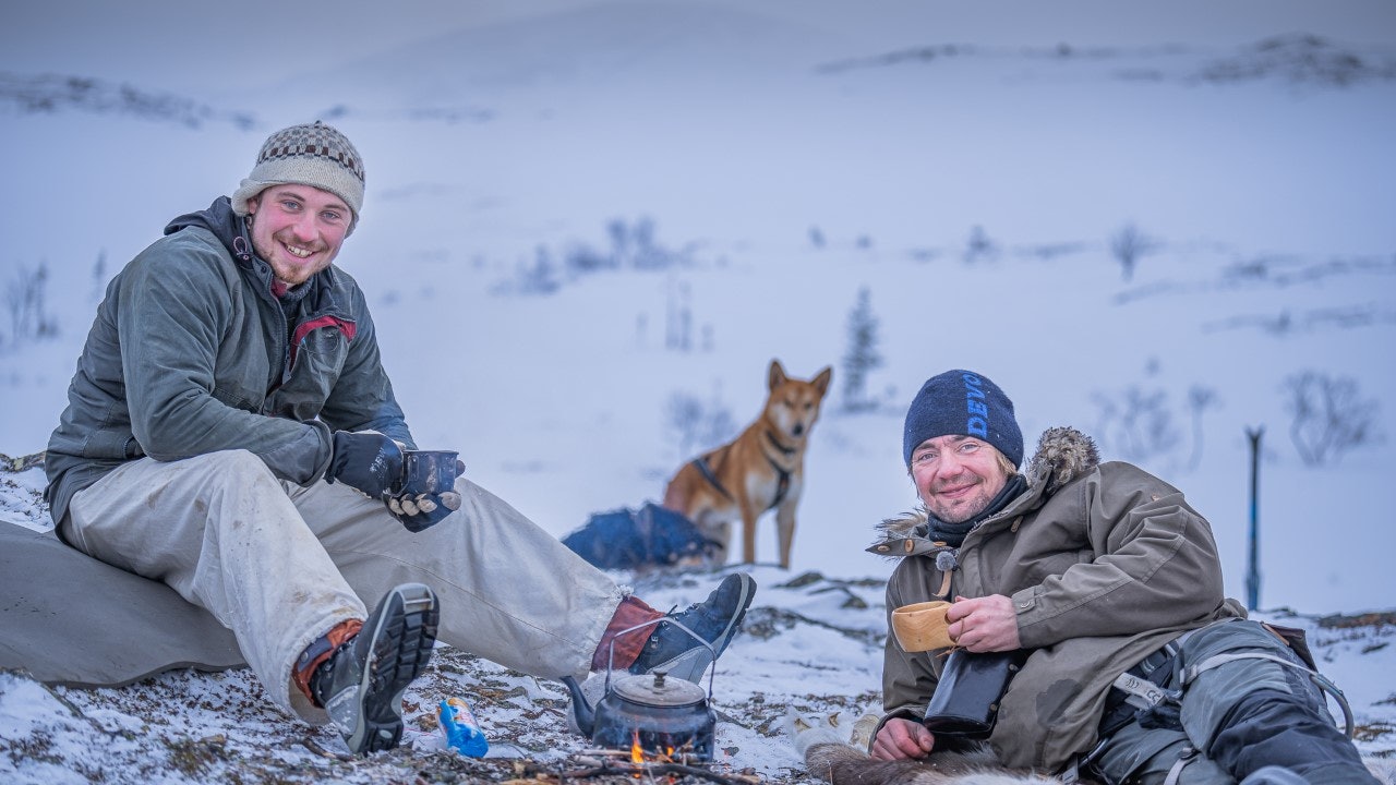 PÅ EVENTYR: Jens Kvernmo og Isak Dreyer var på en tre måneder lang ekspedisjon på Grønland. Det har det blitt TV-serie av. Foto: Øyvind Nordahl Næss/NRK