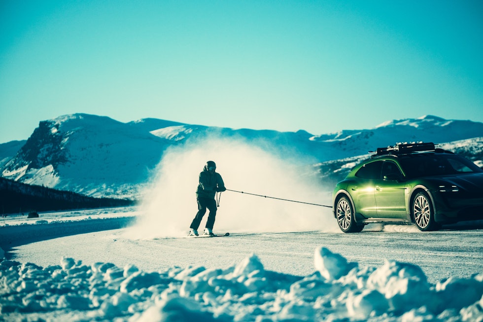 PÅ SKI BAK: Aksel Lund Svindal tok noen runder rundt isbanen også bak bilen - på ski. Foto: Bård Gundersen